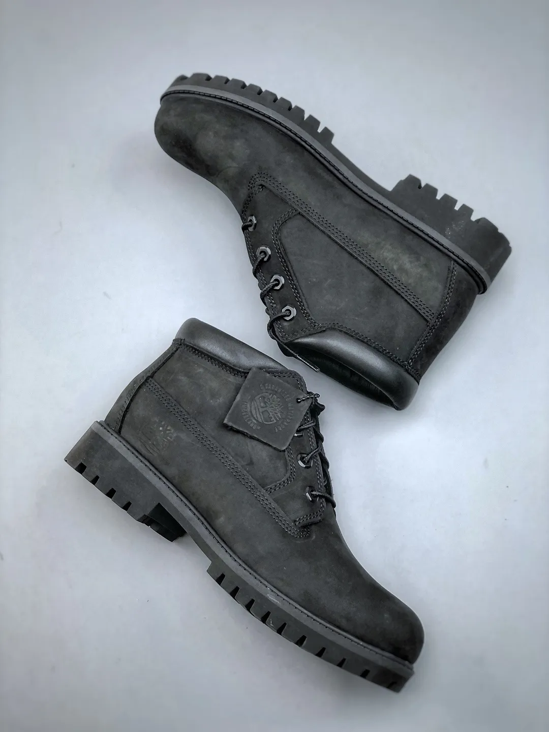 Local pick-up 💰600 available in stores [New product real shots] Dongguan original Y version #Men's and women's shoes true standard half size Dongguan OEM quality #Upgraded original 2025 version packaging box and accessories #Original last paper version data development version #Original Baoyuan injection machine #Three-line computer sewing lines are in line #Using the same source of imported first-layer frosted leather It has the function of resisting water splashing (all interiors are made of real leather materials!!) #Original consistent full nubuck leather collar #Anti-fatigue shock-absorbing honeycomb PU insole #Lightweight anti-slip rubber foam combination bottom ❗ The world's leading outdoor brand·Timberland/Timberland Fatigue Chukka Nubuck Boots classic outdoor short-cut all-match workwear Martin boots "Wheat Yellow Black" Size: Female 35.5 36 37 38 39 Male 39.5 40 41 42 43 44 (Leather shoe size: one size larger than sports shoes!) Original hardware molded shoelace buckle Newly upgraded top-notch craftsmanship Original OEM in Zhongshan Original imported waterproof leather Injection outsole Horizontal folding, dynamic water-repellent, original and consistent full nubuck leather collar, all-cow lining, brand new original packaging shoe box, exclusive supply in the market